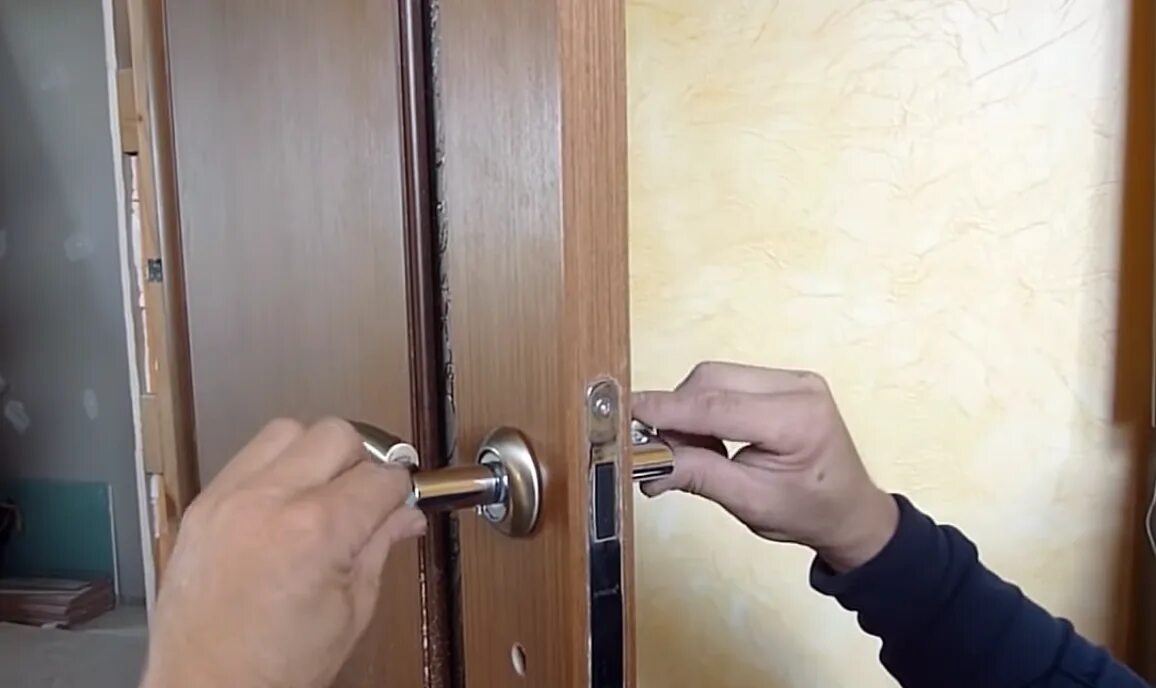 Ищу мастера. В межкомнатную дверь надо врезать замок. Заказ - 76035