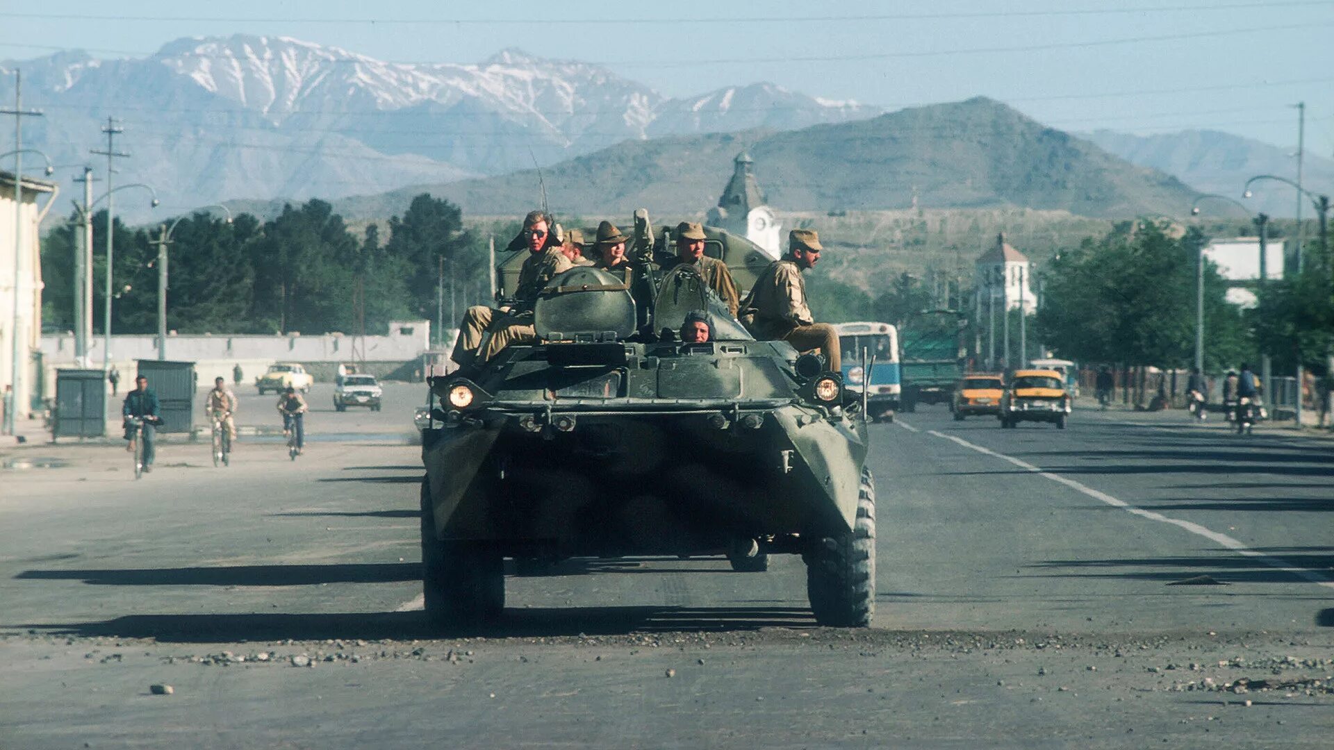 Бои в окрестностях кабула. Афганистан 1979-1989. Афганистан 1979. Кабул Афганистане 1979. Колонна советских войск в Афганистане.