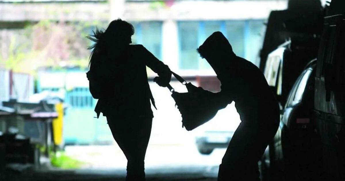 Нападал ночью на девушек. Мужчина ночью на улице. Девушка прогоняет. Девушка прогоняет парня. Нападал ночью на девушек.