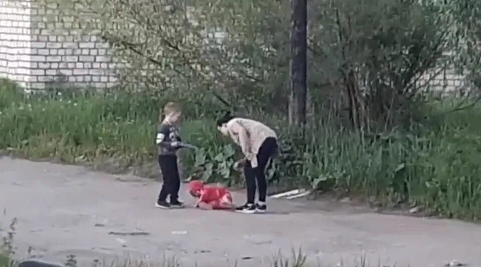 Видео мать избивает. Мать бьёт своего ребёнка. Мамаша избивает ребенка на улице.