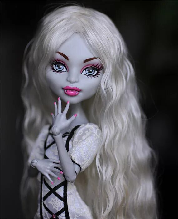 Фэнтези монстр и девушка любовь. Монстр энерджи с девушками блондинки. Хикари драгнил\ хвост феи. Самые красивые куклы монстер хай. Блондинка с мечом.