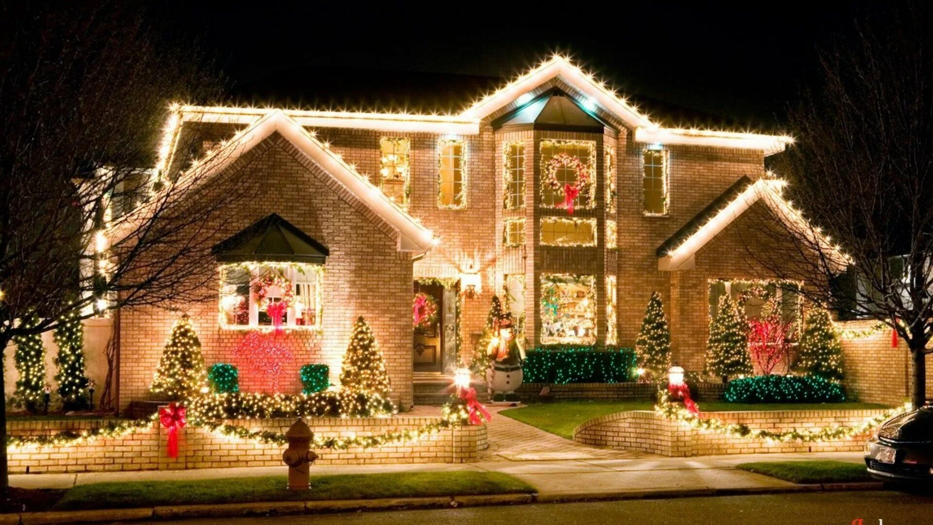 Украшение дома к новому году снаружи. Украшение фасада к новому году. Новогоднее украшение фасада дома. Украшение дома гирляндами. Гирлянда на дом.