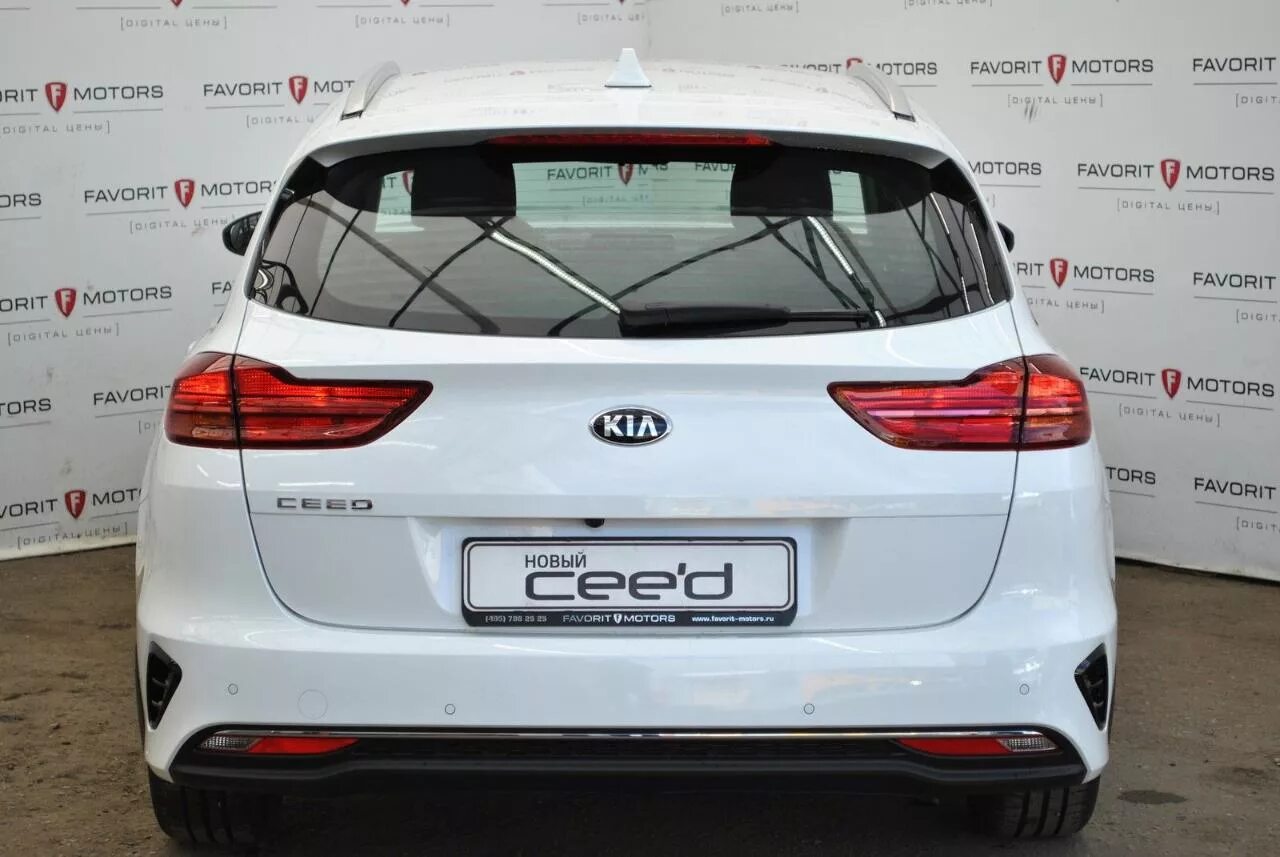 Deluxe white. Kia Ceed 2019 сзади. Kia Ceed Deluxe White 2020. Kia Ceed SW 2022 белый. Киа СИД 3 сзади.