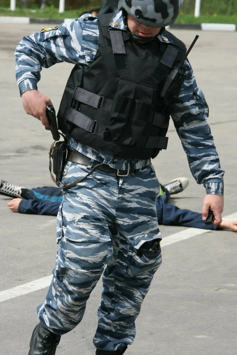 телохранители вип персон. нанять охрану. бизнесмен с охраной. личная охрана телохранитель. нанять охрану.