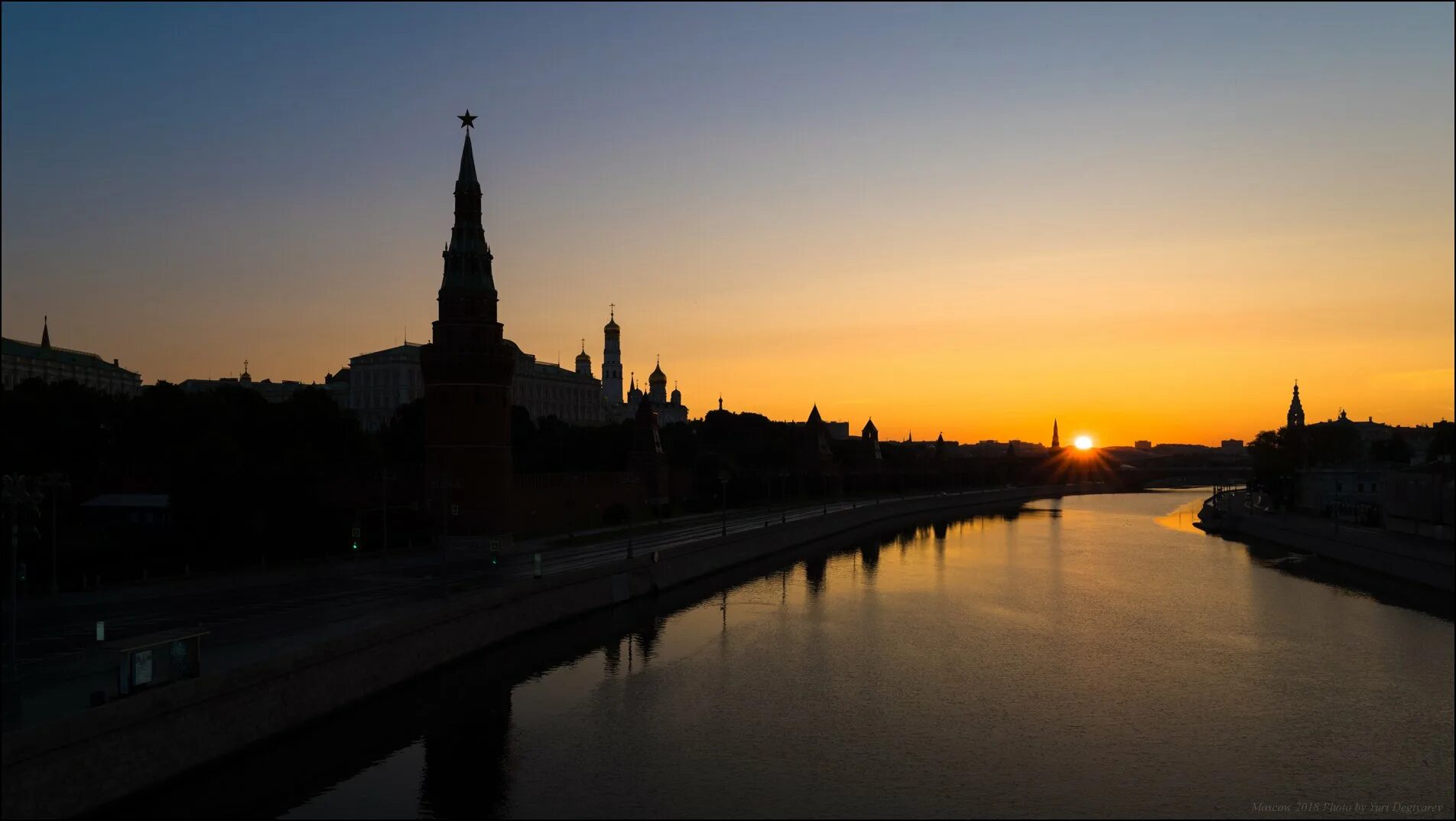 Песни москва река. Хованщина рассвет на москве реке. Поездка в москву надпись. Разживин московский кремль. Утро на москве реке мусоргский.