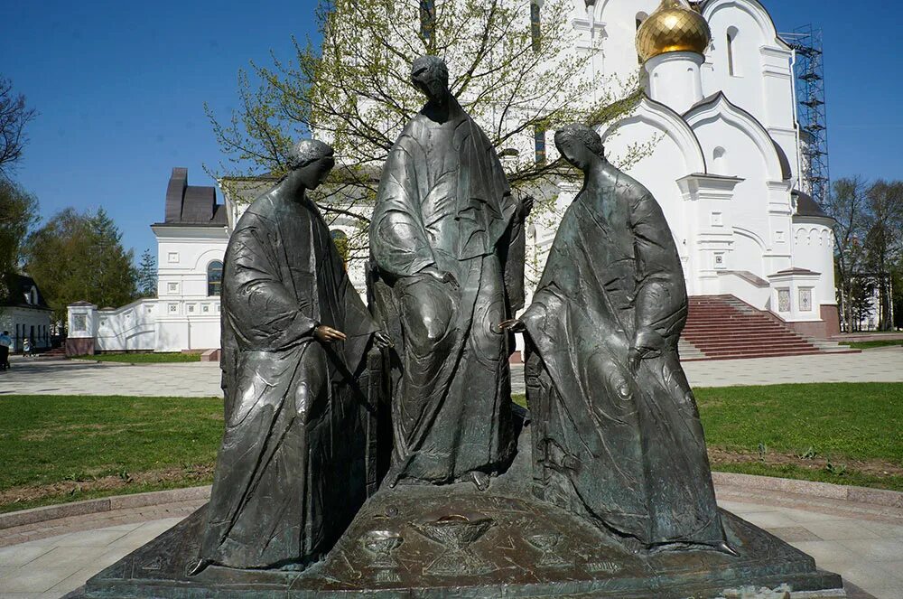 Памятник святой троице. Святая Троица Ярославль памятник. Памятник Святой Троице в Ярославле. Скульптура Троица в Ярославле.