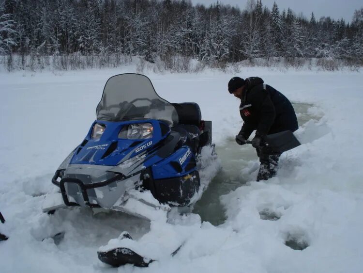 снегоходы ульяновская область. снегоход перевернутый на бок. зимняя рыбалка на снегоходах. замерзли на снегоходах. снегоход перевернулся.