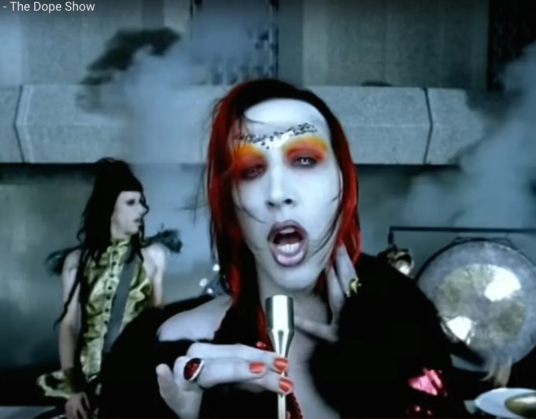 Marilyn manson 1993. Мэрилин мэнсон группа. Клип мэрилин. Marilyn manson i don't like the drugs but the drugs like me. Проклятие монахини мэрилин мэнсон.