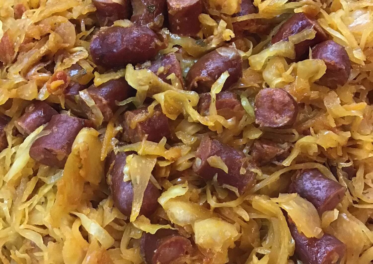 тушеная капуста с колбасой. тушеная капуста с копчеными ребрами. тушеная капуста со свиными ребрышками. тушеная капуста с копчеными. как выглядит копченая капуста.