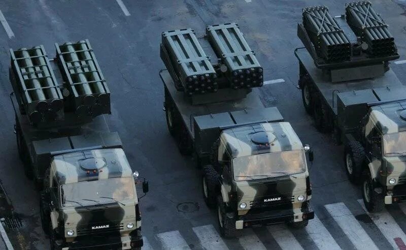 Реактивные установки залпового огня. Lar-160 реактивная система залпового огня. камаз торнадо рсзо. рсзо лар 160.