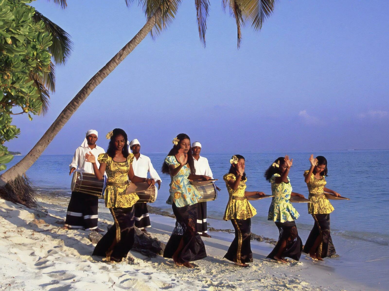 Аляска эскимосы. Строение дна озера байкал. Жители мальдив. Оз байкал котловина. Самое глубокое море байкал.