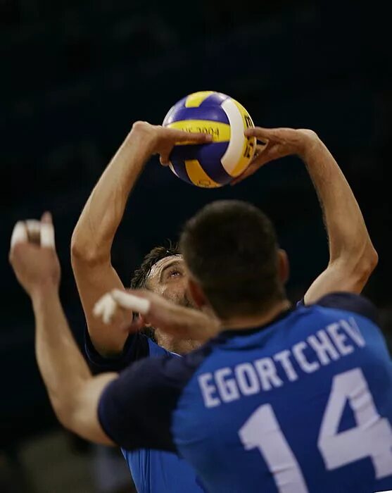 пас локтем в баскетболе. владение мячом гандболе. пас делают. как делать пас в волейболе. пас делают.