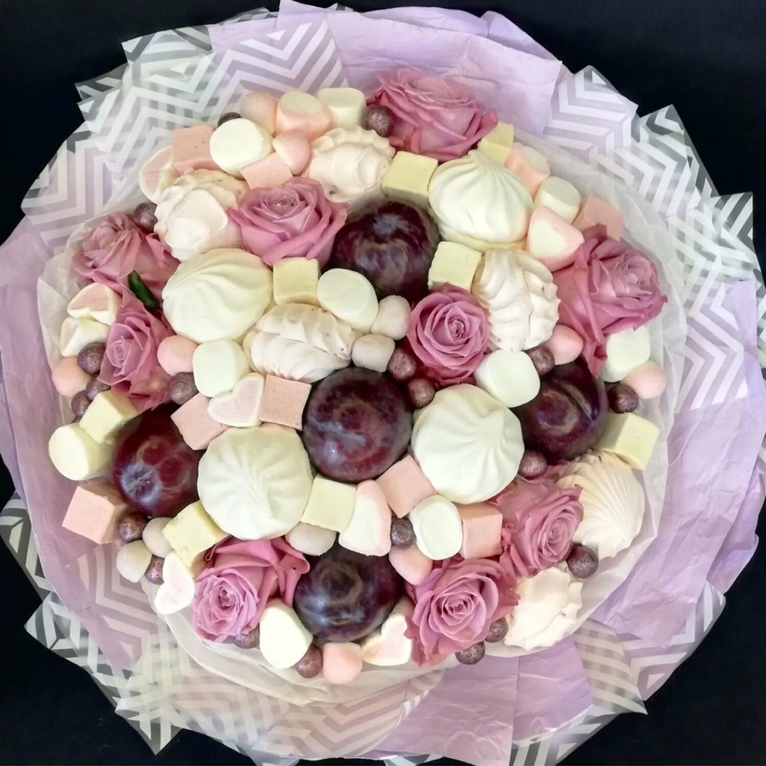 букет из маршмеллоу. кэнди букет. конфетно зефирный букет. съедобные букеты сладкие. съедобные букеты из зефира.