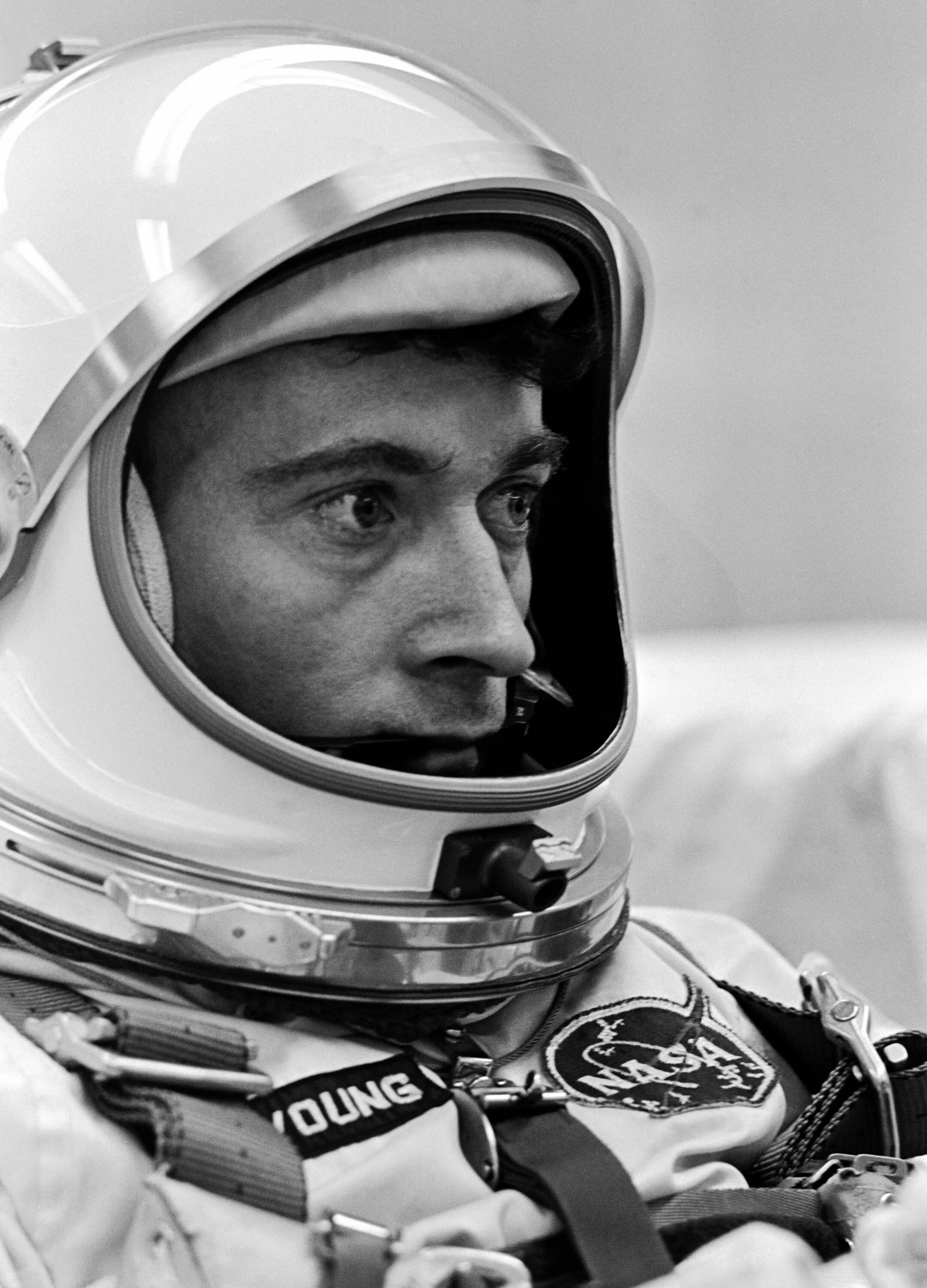 Charles duke and eugene cernan. Sts john young. Джон барроу британский космонавт. Астронавт. Джон уоттс янг.