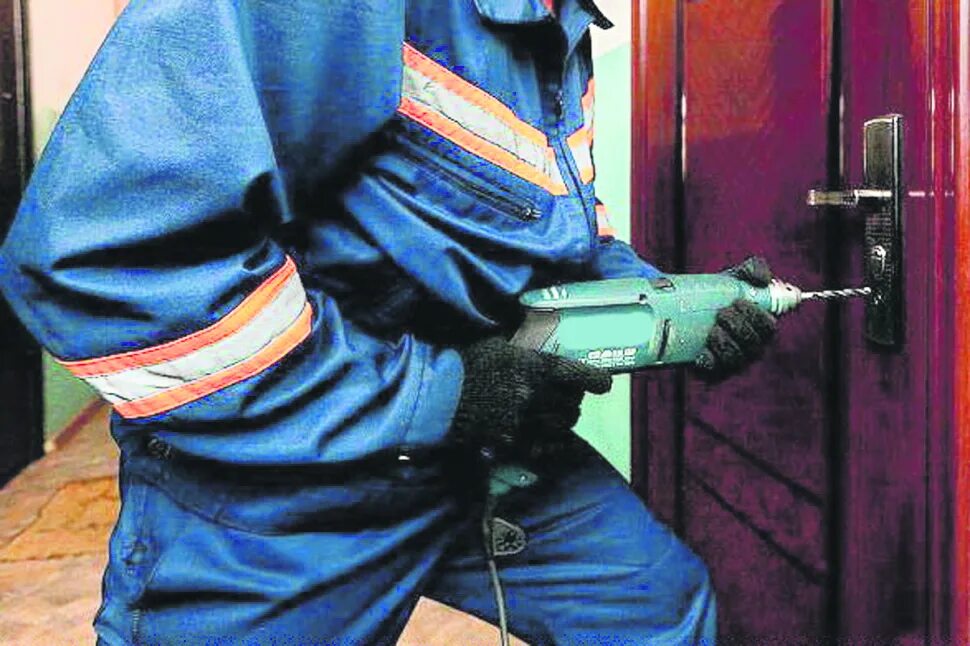 Вскрыть дверь мчс. Мчс вскрытие замков. Вскрыть дверь мчс. Спасатели вскрывают дверь. Вскрытие двери спасателями.