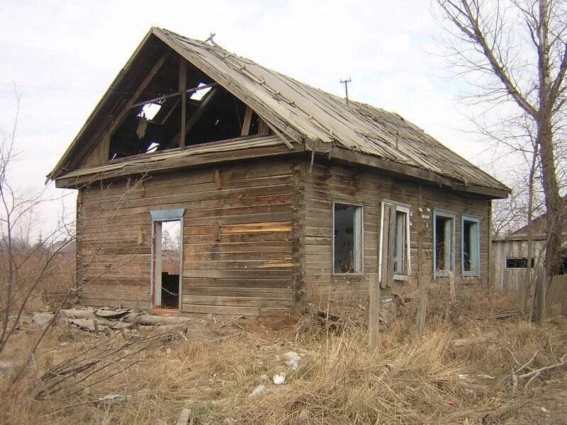 Ветхий дом. Старый деревянный дом под разборку. Дешёвый дом старый. Демонтаж старых домов.