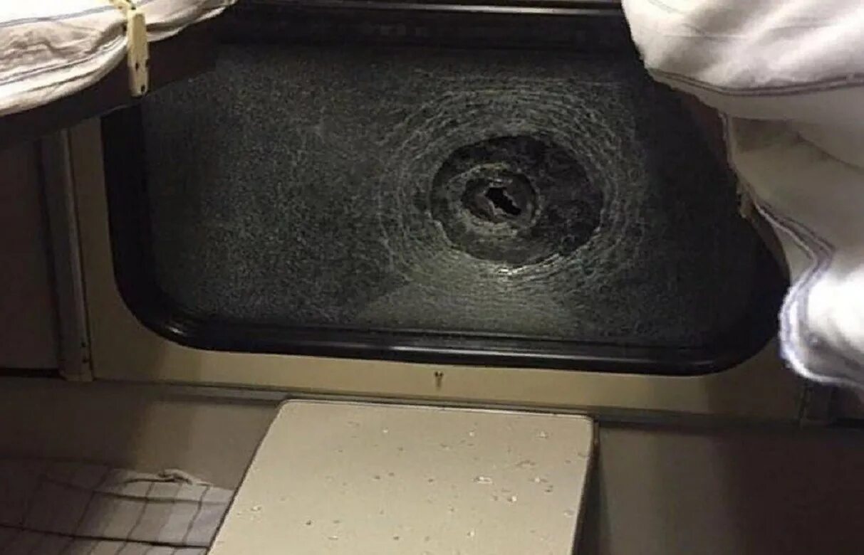 Разбитое лобовое стекло ваз 2114. Прилетел камень в лобовое стекло. Камень ударил в стекло на полном ходу. Разбитые стекла в автомобиле. Разбитое автомобильное стекло.