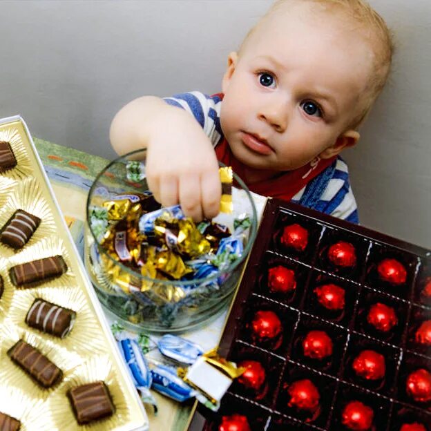 Можно взять конфеты. Конфеты детям. Мальчик с конфетами. Дети и сладкое. Кушать конфеты.