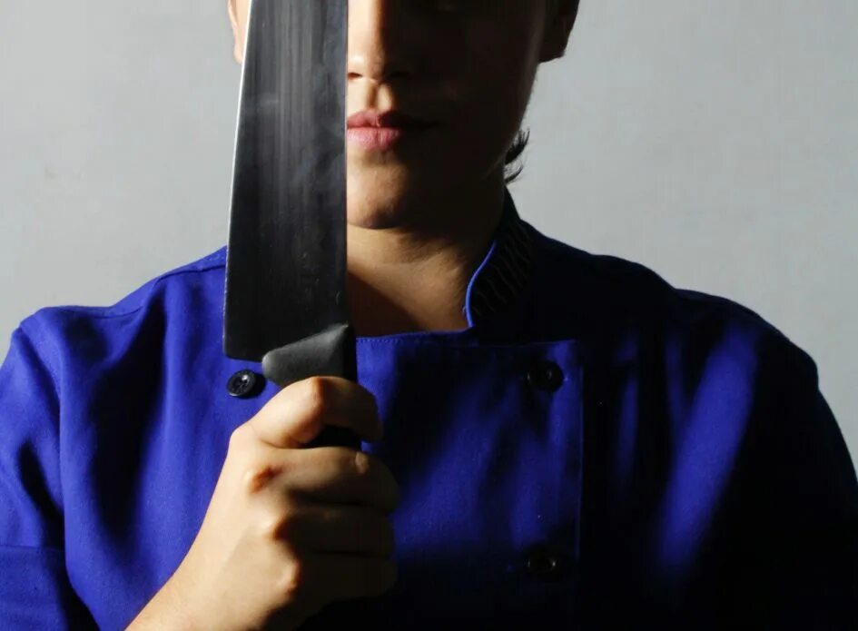 Девушка с топором. Девушка с кинжалом. Маньяк и нож и девушки. Маньяк и нож и девушки. Маньяк и нож и девушки.