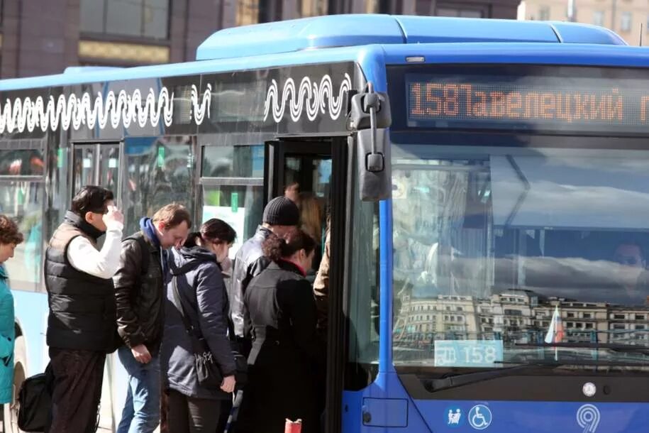 М автобус в час. Очередь на автобус. Очередь на автобус в Москве. Очередь на маршрутку в Москве. Очередь намавтобкм в Москве.