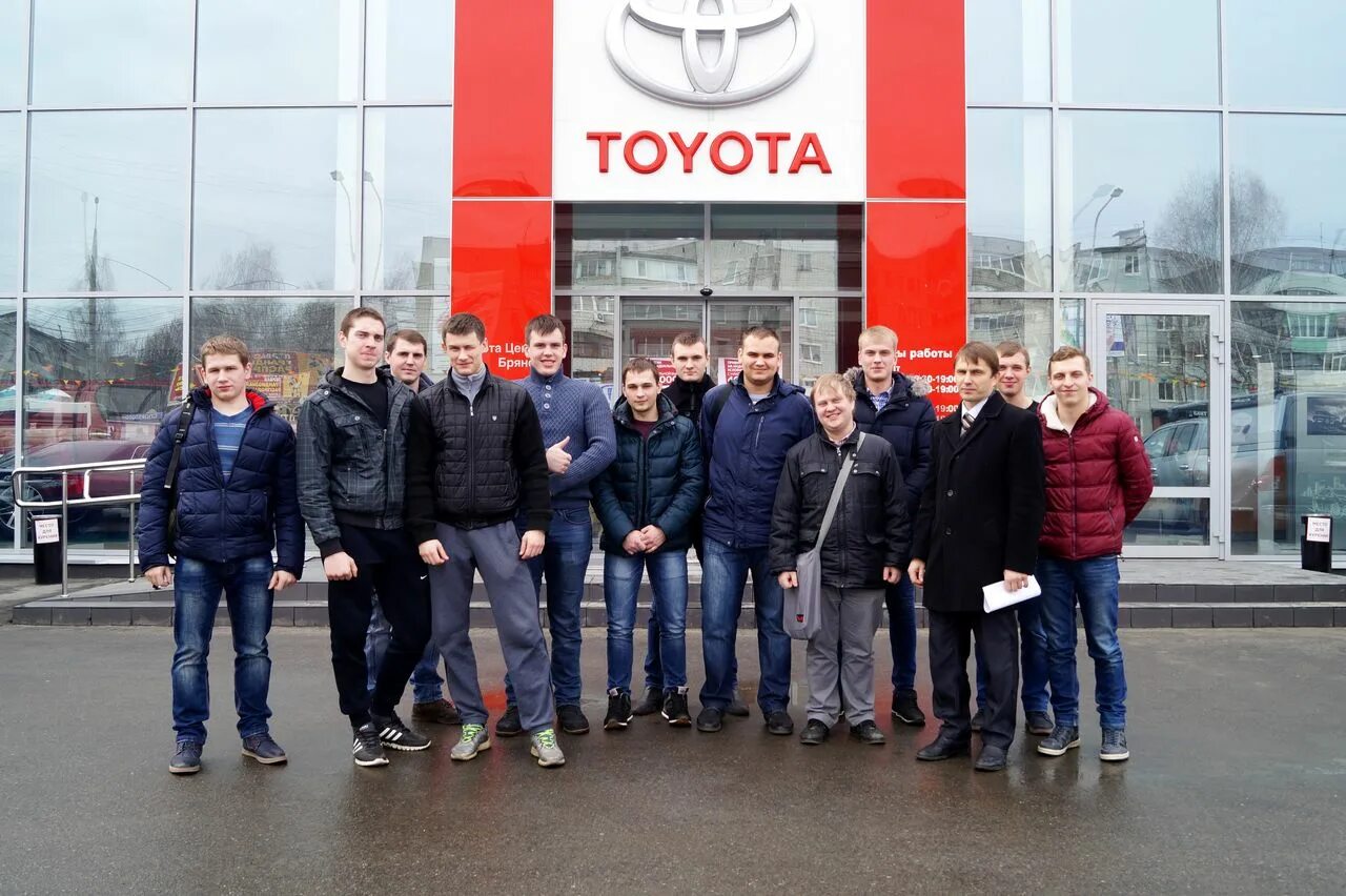 персонал автосалона. автоцентр отзывы сотрудников. рольф лексус ясенево сотрудники. сотрудники автосалона. девушки менеджеры в автосалонах.