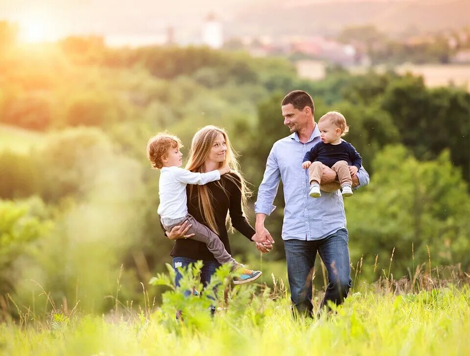 Семья где жизнь начинается а любовь никогда не заканчивается. Семья это цитаты красивые. Что с этой семьей. Презентация на тему моя семья. Семья где начинается жизнь.