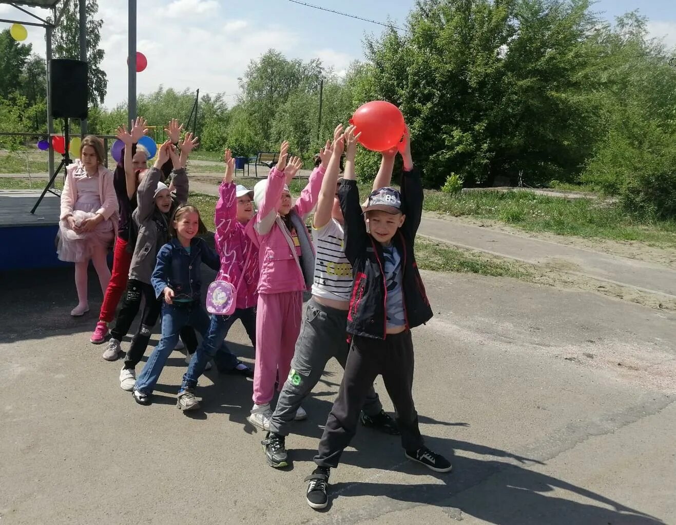 Скидка в честь дня защиты детей. Барнаул день защиты детей мероприятия 2024. Фото городских гуляний на день защиты детей. Праздник детства. День защиты детей на площади.