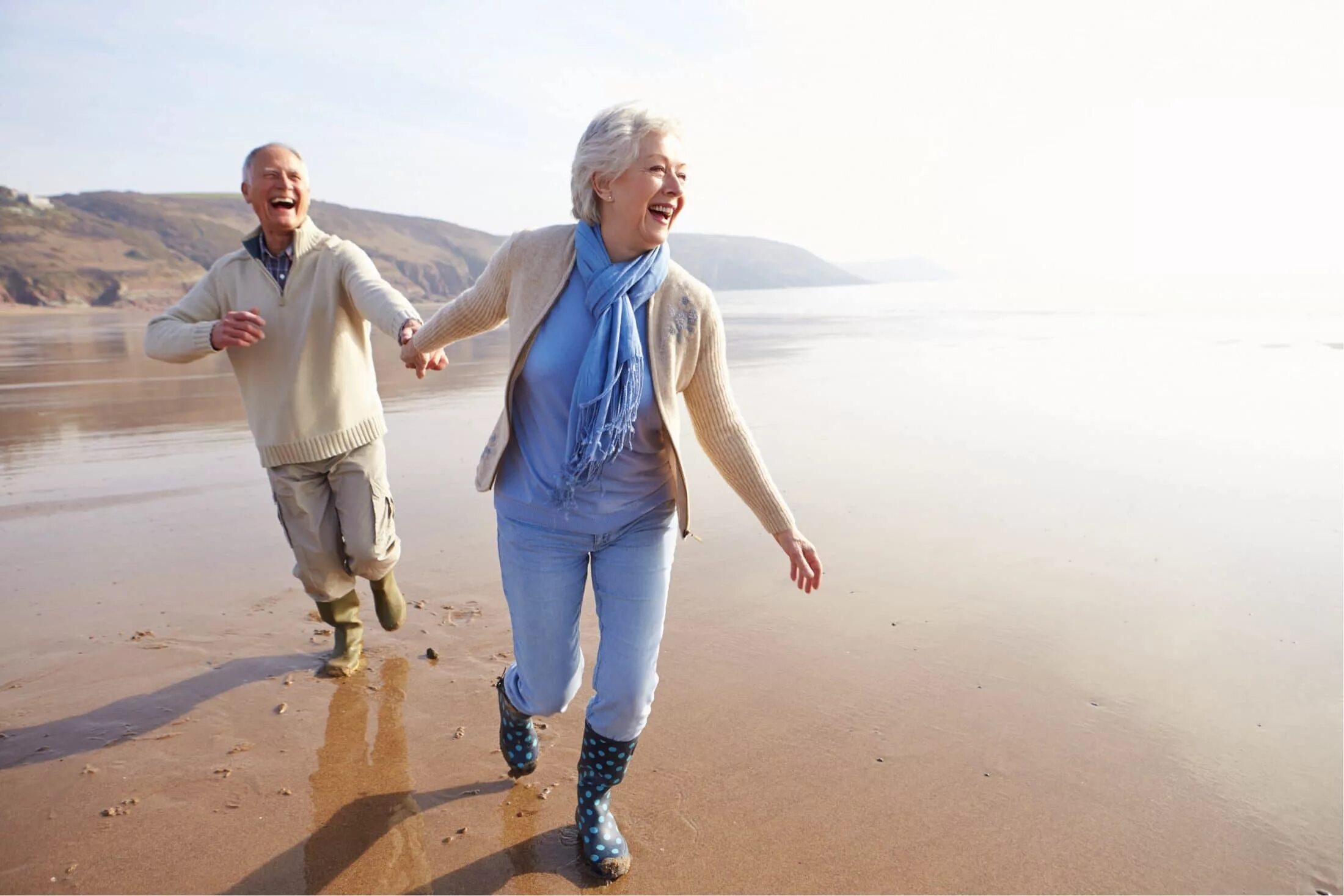 Счастливые пожилые люди. Пожилые люди путешествуют. Радостные пенсионеры. Счастливые старики. Old human
