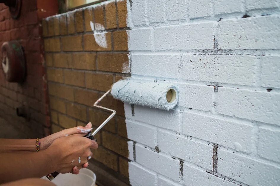 Какой краской можно покрасить кирпич. Покраска кирпичной стены. покраска кирпичной стены на балконе. крашеный кирпич. побелка кирпича.