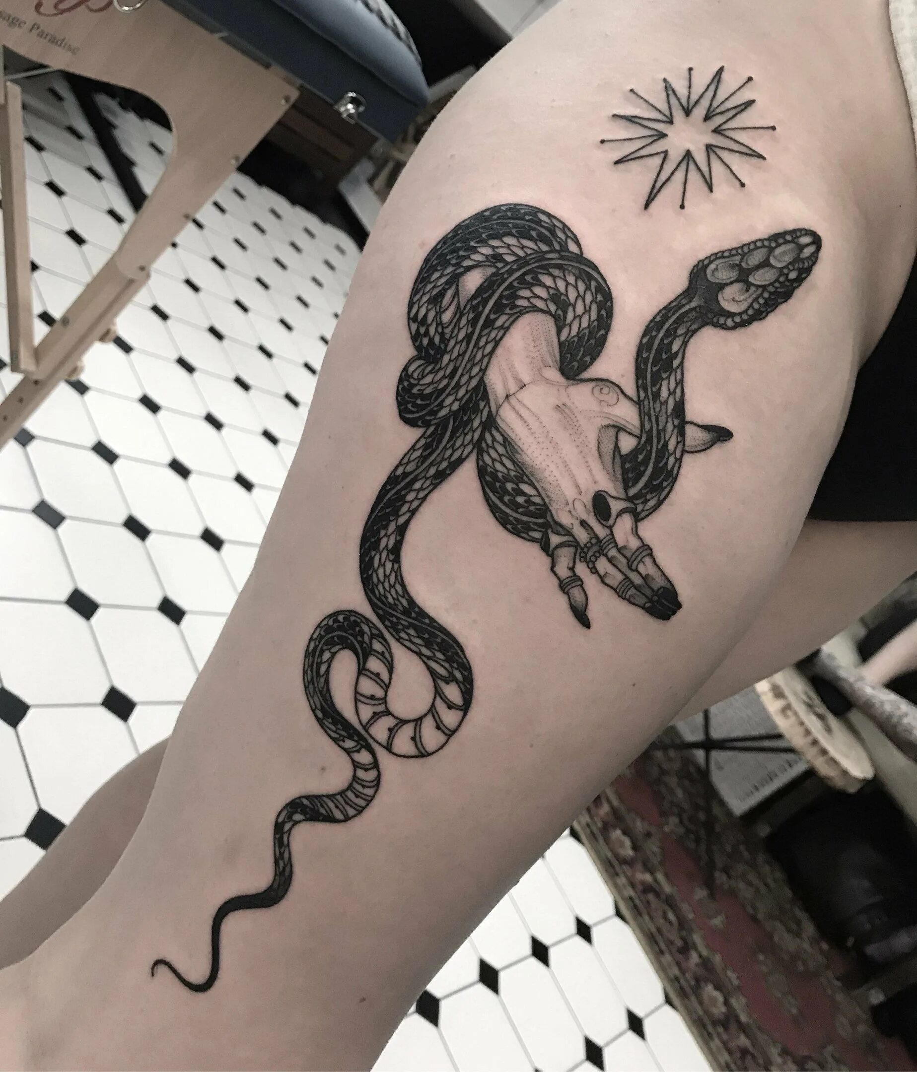 Татуировки змеи для девушек. Тату змея женская. Тату змея для девушек. Тату змея на ноге для девушек. Тату змея на руке.