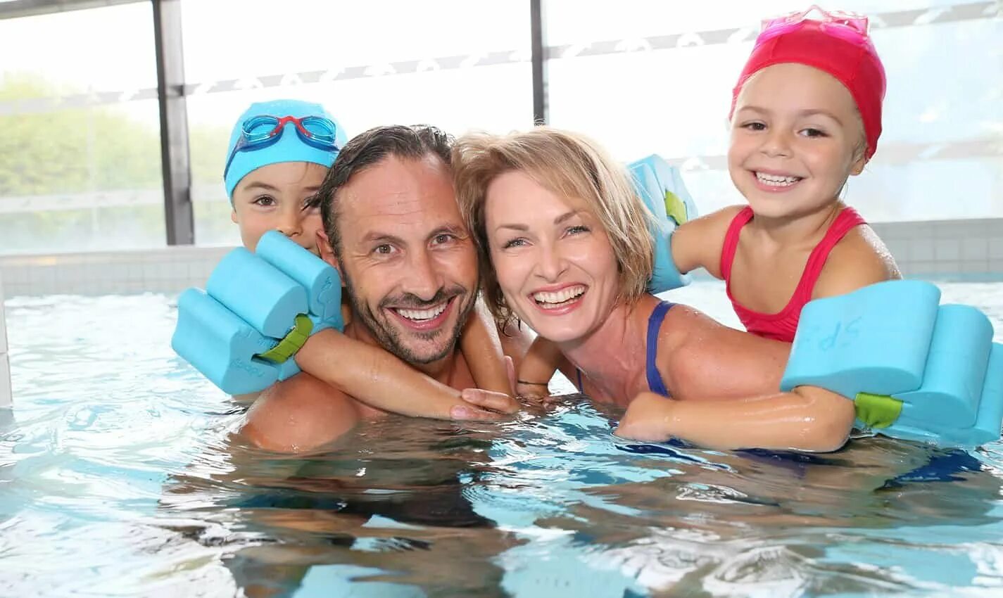 Дети в бассейне. Семья в бассейне. Плавательный бассейн с людьми. Люди в бассейне. Мама друг бассейн
