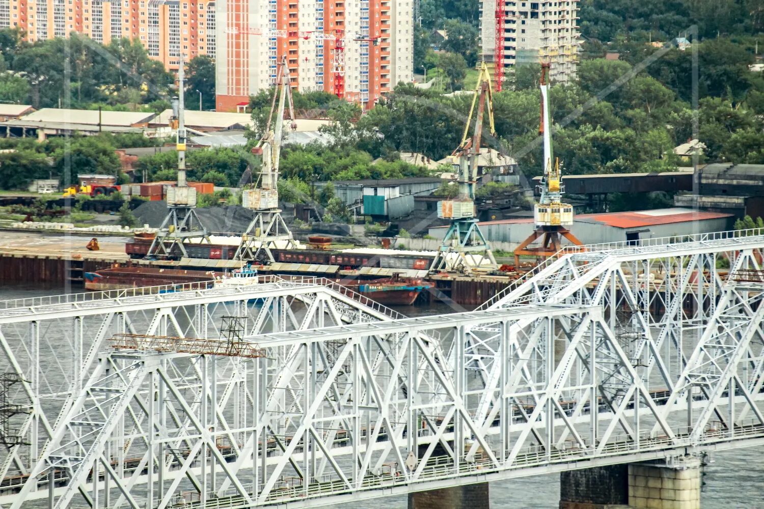 В красноярске на николаевском мосту. Николаевский мост Красноярск. Вантовый мост Красноярск. Николаевский, Железнодорожный мост Красноярск. Пролеты Николаевского моста Красноярск.