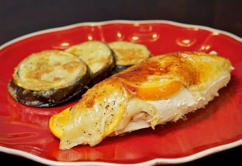 Грудки с апельсином в духовке. Куриное филе с апельсинами в духовке. Курица запеченная с апельсинами в духовке. Мясо под апельсинами в духовке. Бедра с апельсином в духовке.