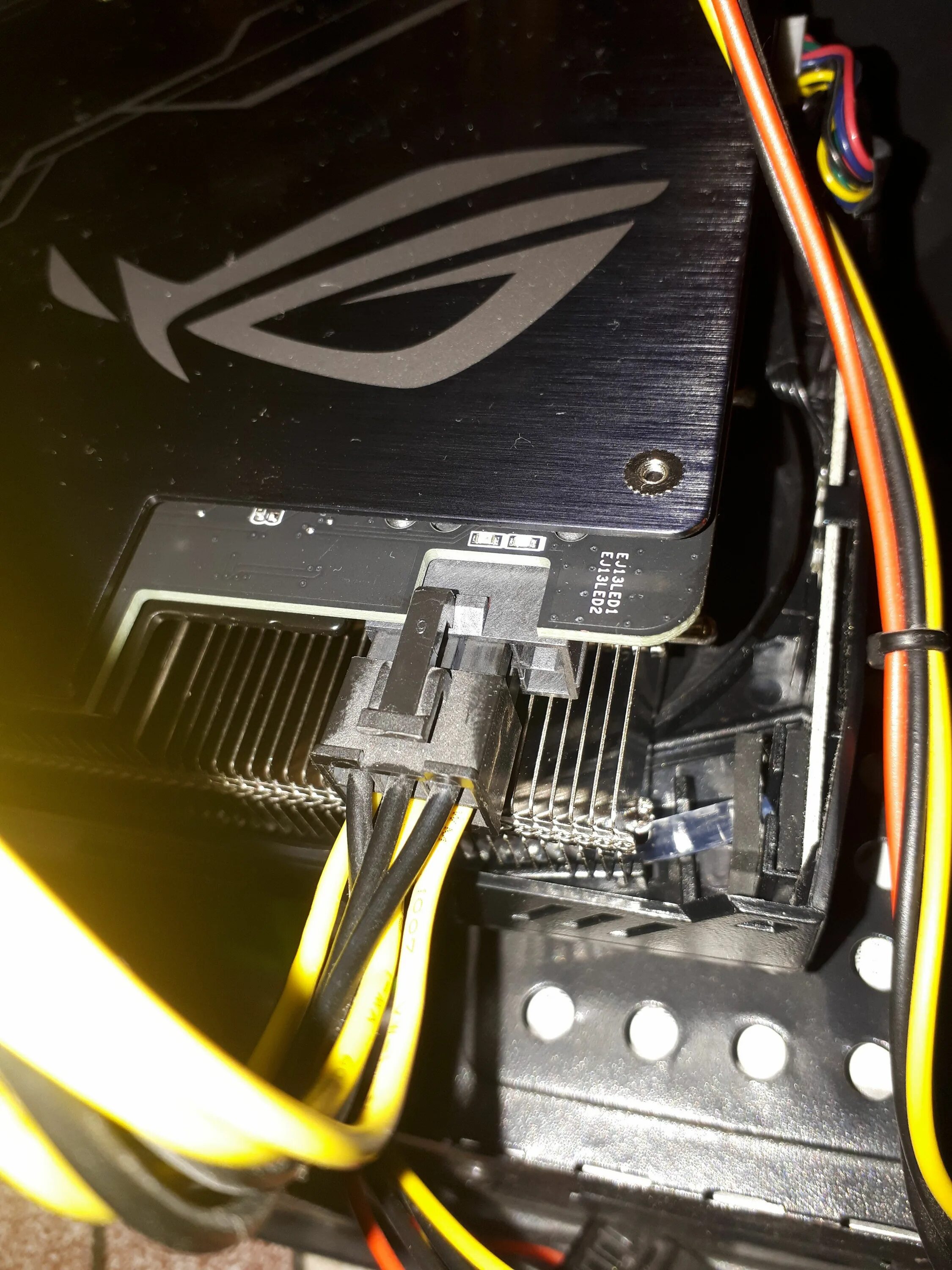 Connect the pcie power cable. PCIE Power Cable for this Graphics. Около видеокарты провода. Please Power down and connect the PCIE Power Cable s for this Graphics Card. Please Power down and connect the PCIE.