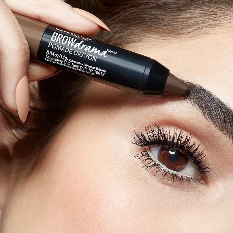 Maybelline для бровей brow. Мейбелин Brow Drama. Brow Drama Maybelline Pomade Crayon. Карандаш для бровей Brow Drama Pomade Maybelline. Maybelline New York карандаш для бровей Brow Drama Pomade.