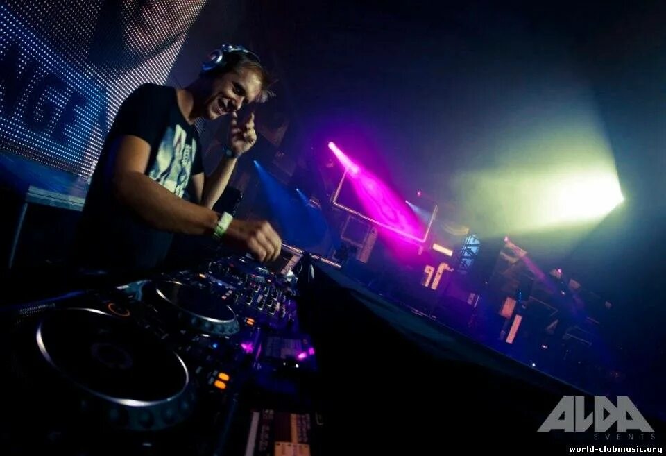 Maeve club music. клубная музыка 2006. клубная музыка 2006. диджей на концерте. Club music картинки.