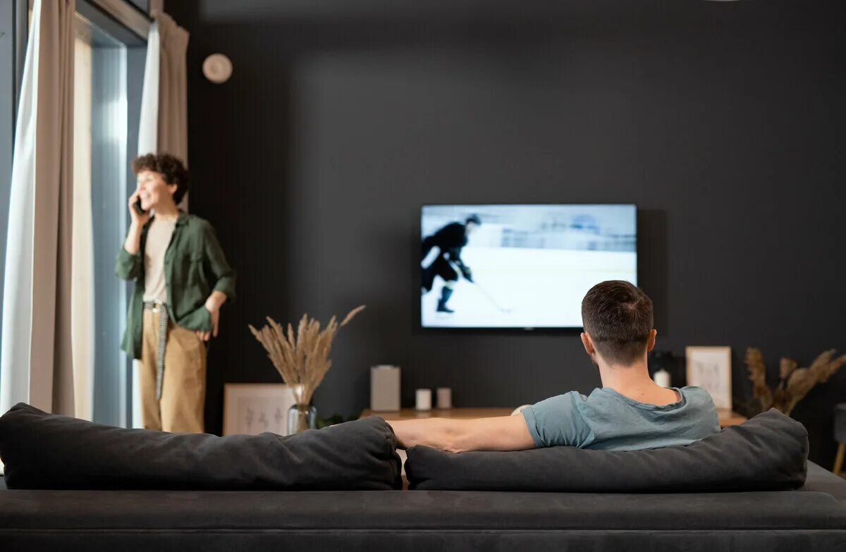 Man in Front of TV. Человек перед телевизором полубоком. Man on the coach in Front of TV Set. Man sat on Sofa watching movie back view. Как часто смотрят телевизор