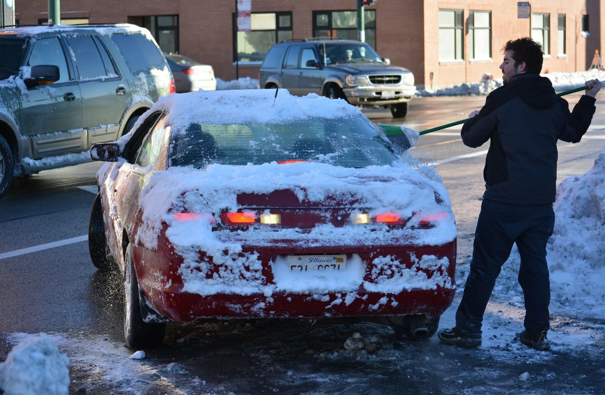 Мойка автомобиля зимой. Зимняя мойка автомобиля. машина в снегу. грязный автомобиль.