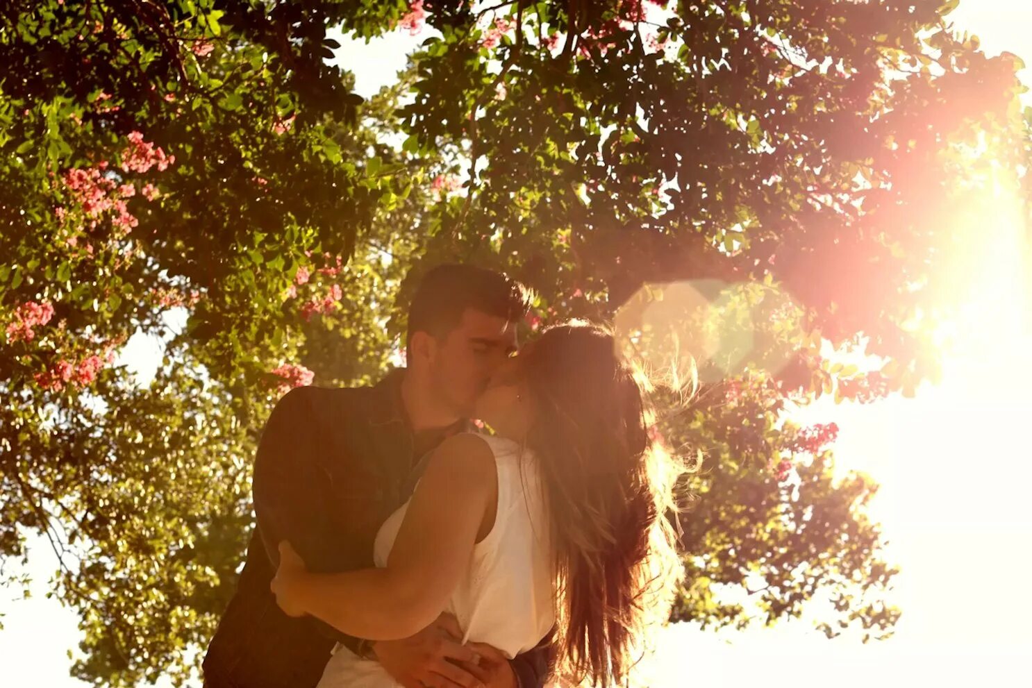 Картинки пар. Поцелуй пары влюбленных. Парень с девушкой в обнимку. Пара обнимается на природе. Поцелуй счастливой пары.