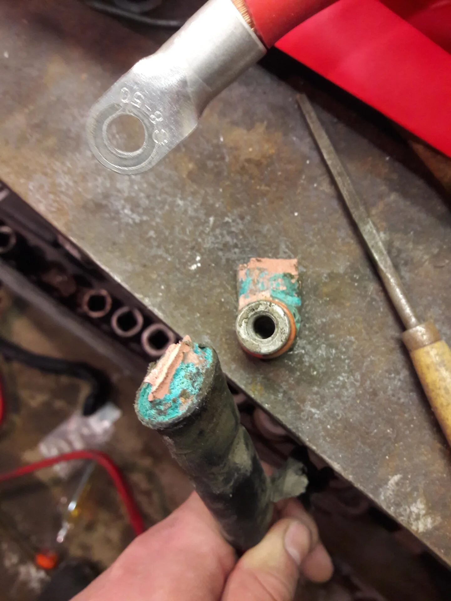 Черный плюсовой проводов ваз 2112. Bmw f10 плюсовой силовой провод. Провод генератора ваз 2110. Силовой кабель е39. Врезаться в плюсовой провод.