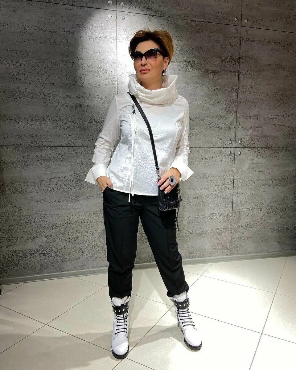 стильные образы. стильная девушка с пакетами. модельер ирина конарева. стильная девушка. Street style 2021-2022 комбез.