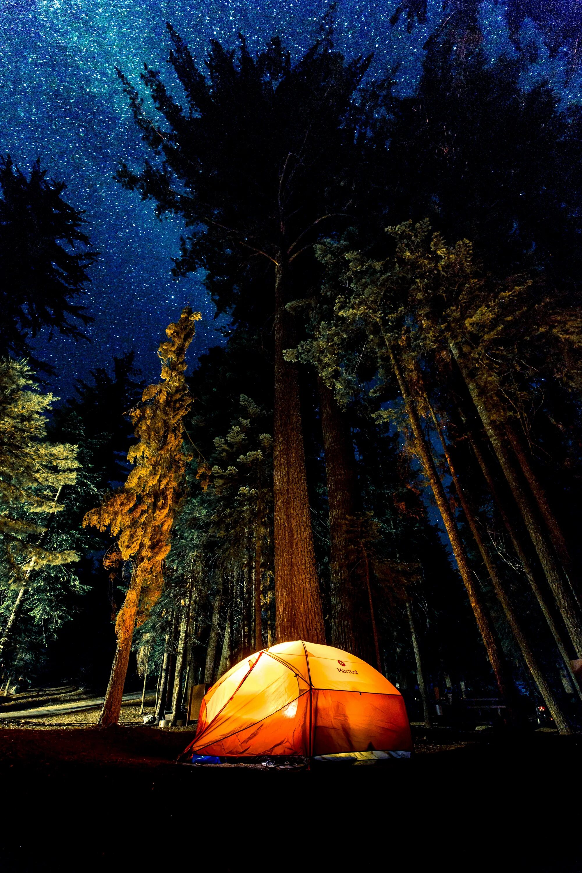 Red camp. Палатка. Палатка в горах. Палатка на природе. Красивая палатка.