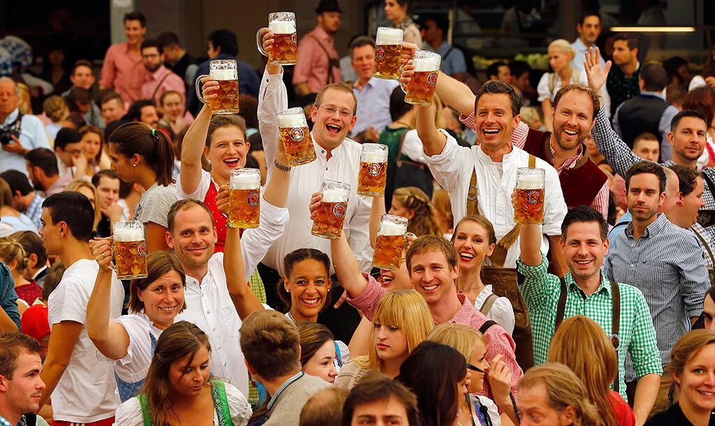 Октоберфест сколько пивоварен участвует в празднике. Германия Мюнхен Октоберфест. Мюнхен фестиваль Октоберфест. Октоберфест в Германии традиции.