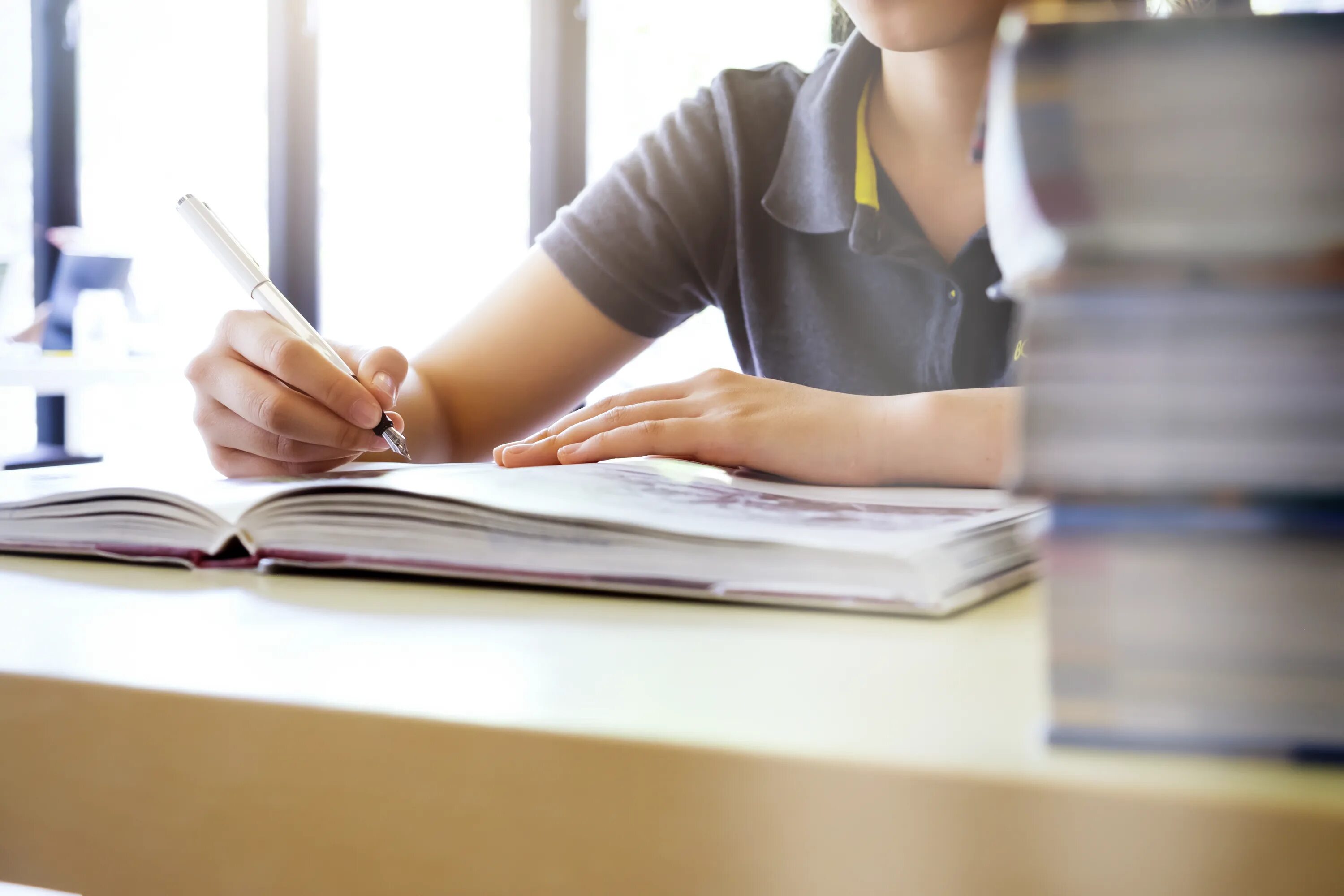 Трудолюбие студенты. Student preparing for Exam. Эксперимент письменный. Study. Get ready for exam