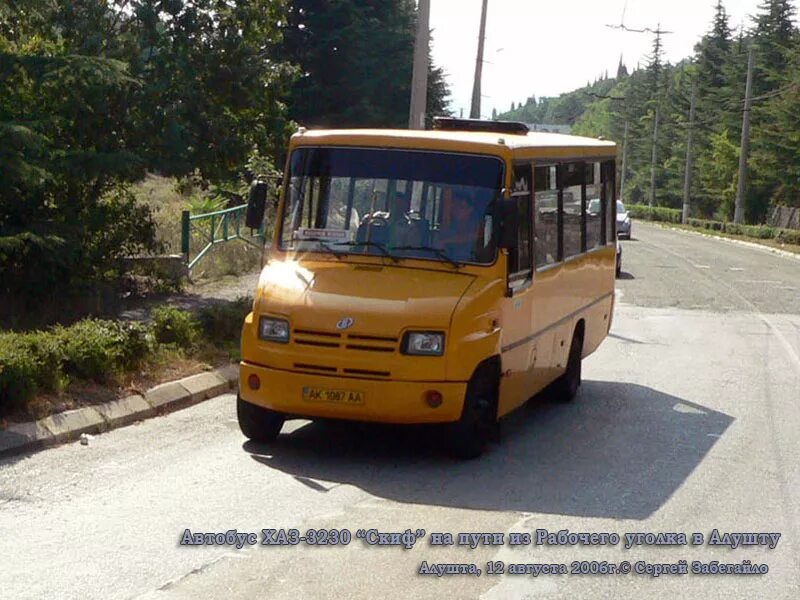 Автобус хаз 3230. Автобус Алушта. Маршрутки Алушта. Общественный транспорт Алушты.