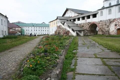 Монастырский двор окруженный галереей