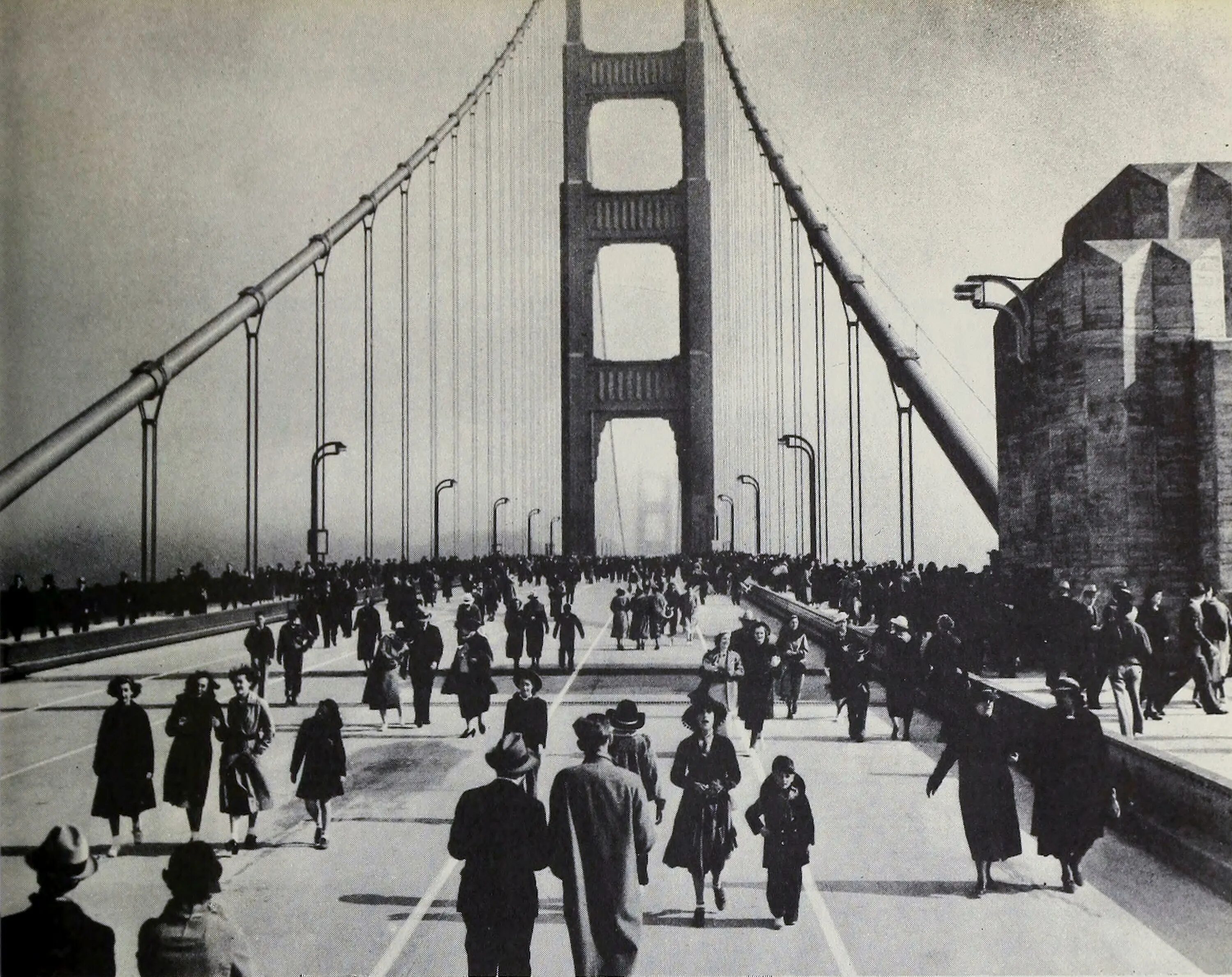 Мост золотые ворота в Сан-Франциско. Сан Франциско золотые ворота 1950. Мост золотые ворота 1937 год. Открытие золотых ворот в Сан-Франциско 27 мая 1937 года.