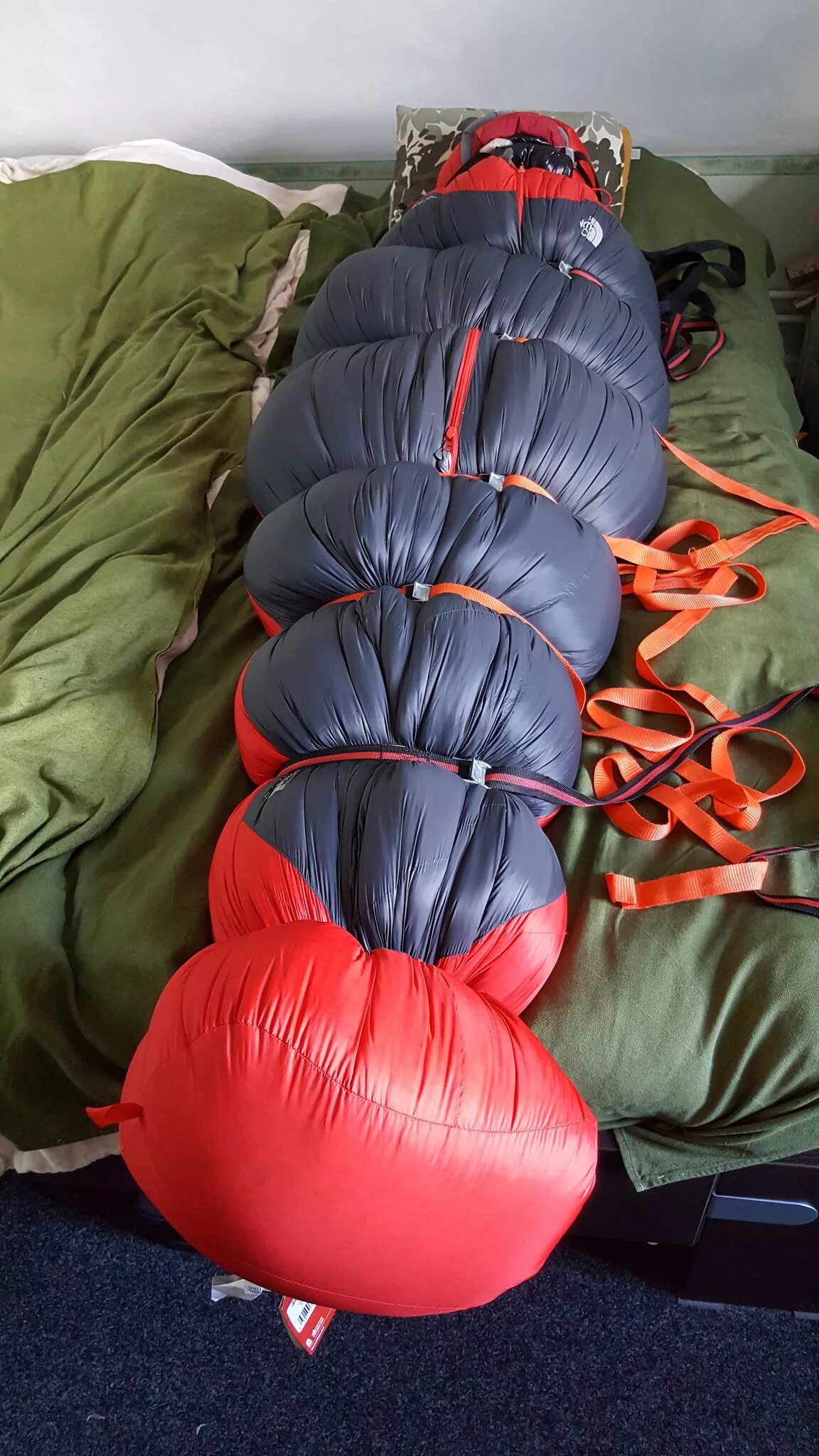 Связывание в спальных мешках. Спальный мешок rab summit 400. Девушка связана в спальном мешке. Связывание в спальных мешках. Связали в спальном мешке.
