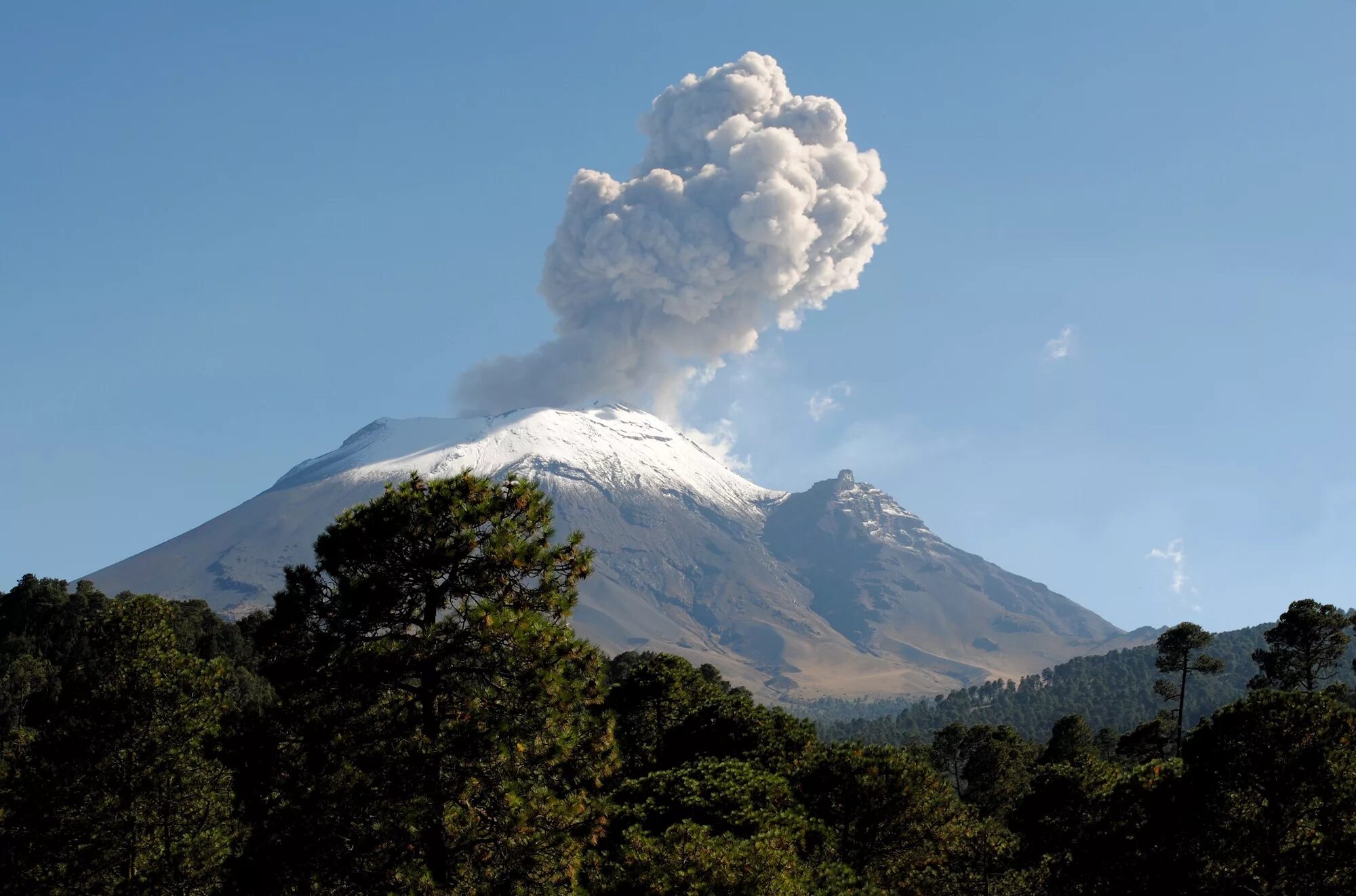 Какие вулканы в северной америке действующие. Вулкан Попокатепетль. Мексика вулкан Орисаба. Попокатепетль Мексика. Гора Попокатепетль.