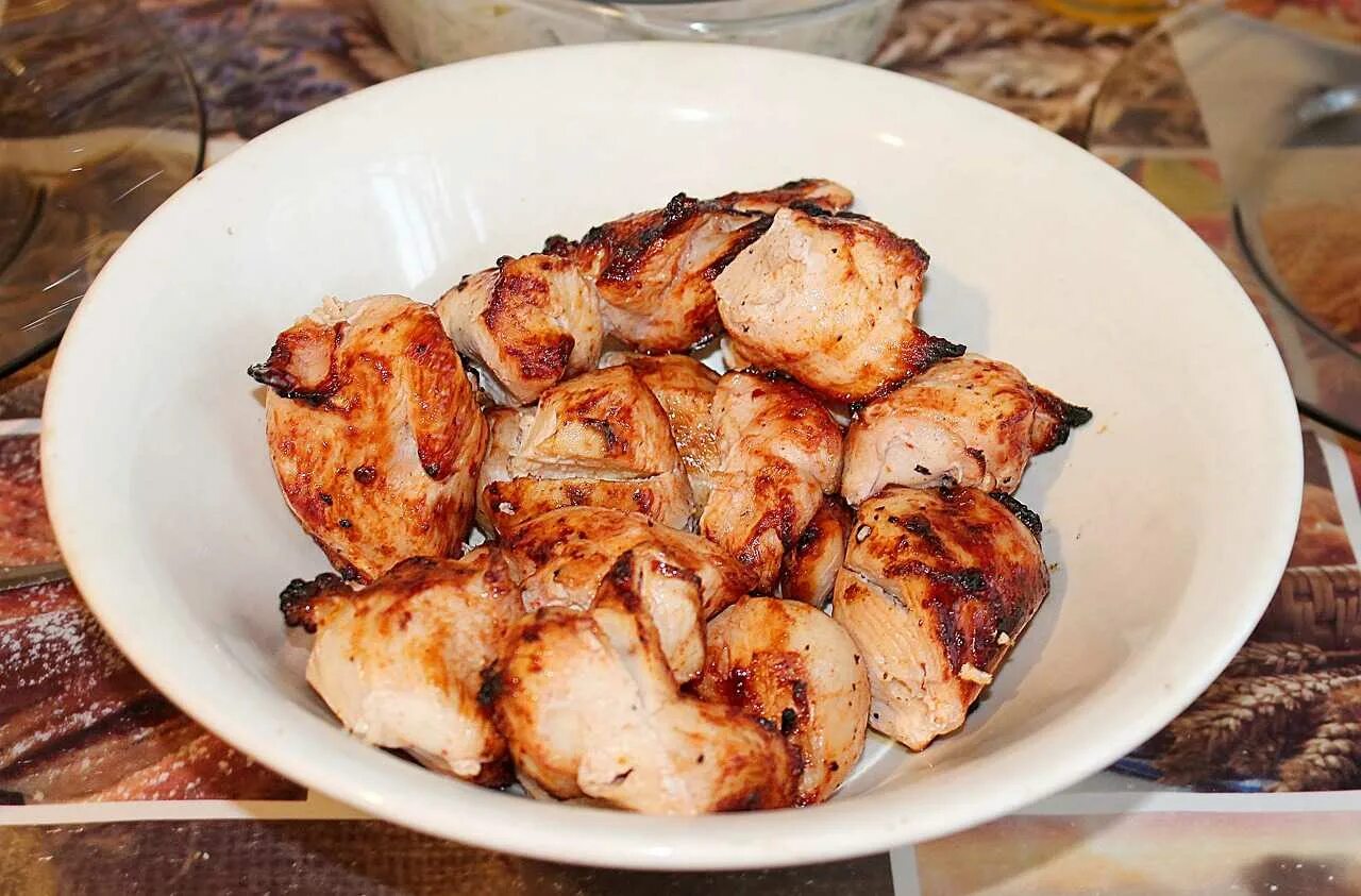 Шашлык из филе грудки. Куриный шашлык мариновка. шашлык из филе курицы. шашлык из куриной грудки. шашлык из куриных окорочков.